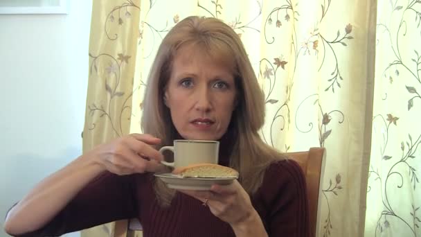 Vrouw die thee drinkt — Stockvideo