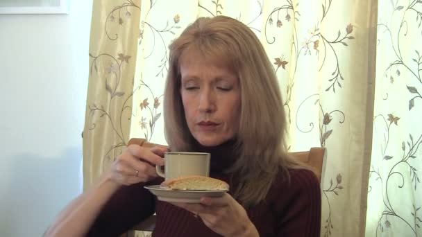 Жінка пити чай — стокове відео
