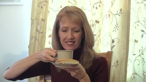 女人喝杯茶 — 图库视频影像