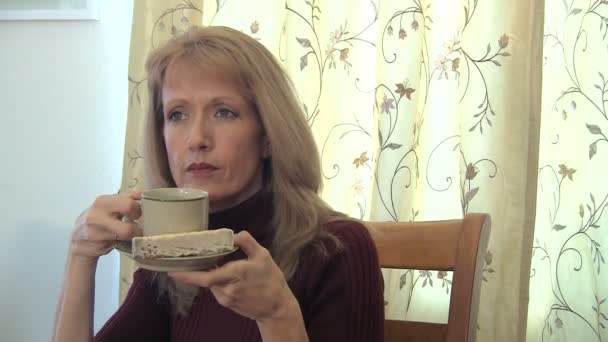 Mulher beber chá — Vídeo de Stock