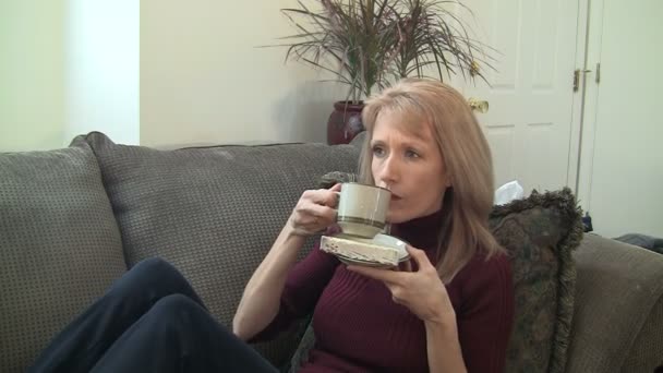 女人喝杯茶 — 图库视频影像