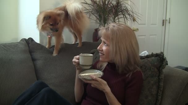 Mulher bebendo chá com cão — Vídeo de Stock