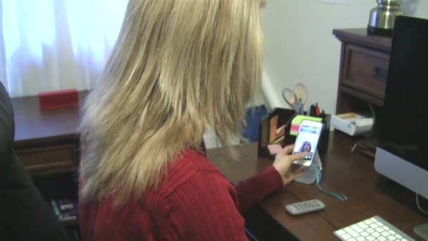 Femme répondant à l'appel de chat vidéo 