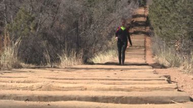 manitou eğim yürüyen kadın