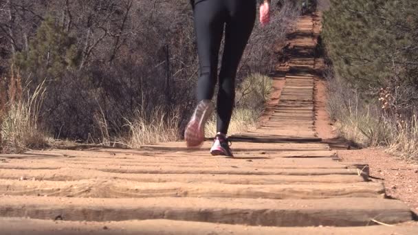 Femme marchant le long de l'inclinaison Manitou — Video