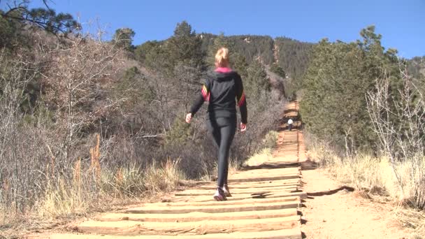 Donna che cammina sul Manitou Incline — Video Stock