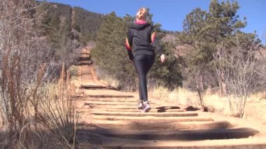 manitou eğimle kadar yürüyen kadın