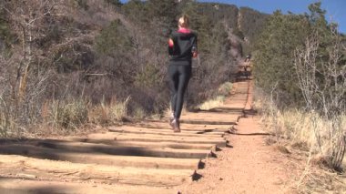 manitou eğimle çalışan kadın