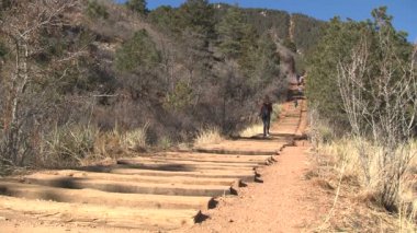 manitou eğim yürüyen kadın
