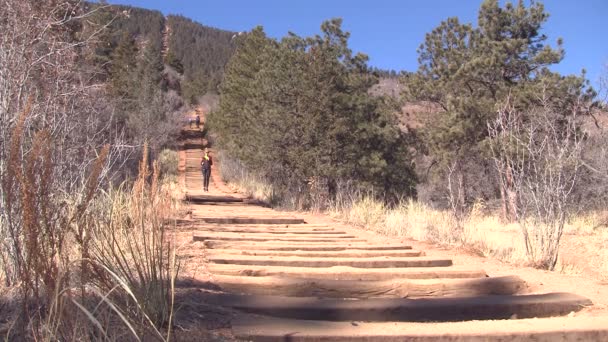 Femme courant le Manitou Incline — Video