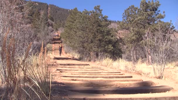 Mujer corriendo por la inclinación de Manitou — Vídeo de stock