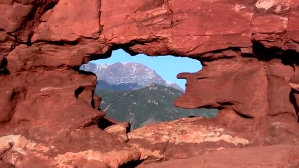 Pikes Peak mountain through Siamese Twins rock formation — Stock Video
