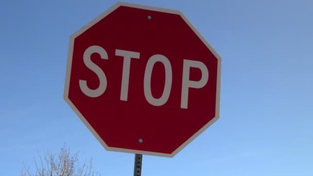 Stopbord met recht op linker ruilend — Stockvideo