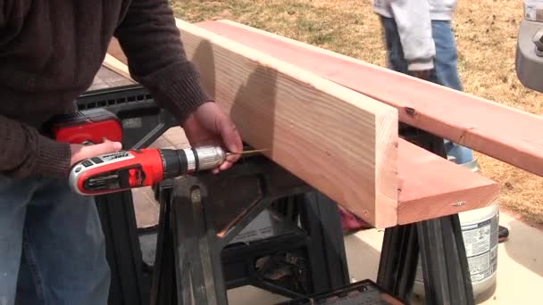 Perforación hombre madera — Vídeo de stock