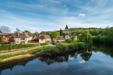 Fransa 'nın güneybatısında Saint-Leon-sur-Vezere adında bir Fransız köyü. Yüksek kalite fotoğraf