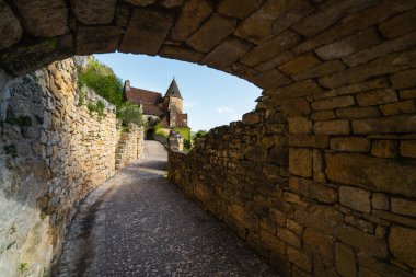 Fransa 'nın güneybatısındaki Verzac yakınlarında La Roque-Gageac' taki Fort de La Roque-Gageac caddeleri. Yüksek kalite fotoğraf
