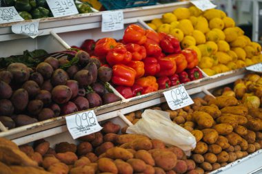 Çiftçiler, Portekiz 'in Madeira kentindeki Funchal' da Mercado dos Lavradores 'i pazarlarlar. Yüksek kalite fotoğraf