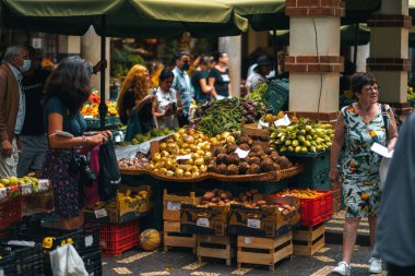 Funchal, Madeira, Portekiz 21.5.2022. Çiftçiler, Portekiz 'in Madeira kentindeki Funchal' da Mercado dos Lavradores 'i pazarlarlar. Yüksek kalite fotoğraf