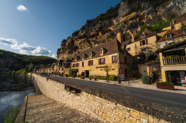 Fransa 'nın güneybatısındaki Verzac yakınlarında La Roque-Gageac' taki Fort de La Roque-Gageac sokakları.