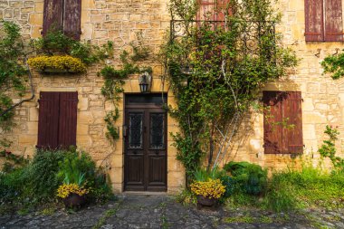 Güneybatı Fransa 'da Dordogne departmanında tipik bir ortaçağ dış dekorasyonu. 