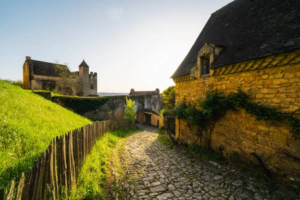 碧娜（Beynac-et-Cazenac）是法国西南部的一个村庄。中世纪的碧娜城堡座落在该城. — 图库照片