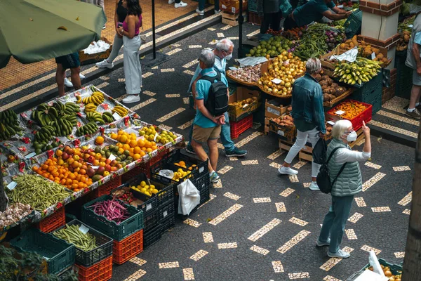 Funchal, Madeira, Portekiz 21.5.2022. Çiftçiler, Madeira Portekiz 'deki Funchal' da Mercado dos Lavradores pazarına girdiler.