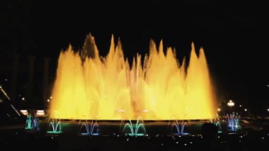 İspanya, Barcelona 'daki Montjuic Çeşmesi' nin gece manzarası. Yüksek kalite 4k görüntü