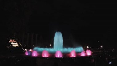 İspanya, Barcelona 'daki Montjuic Çeşmesi' nin gece manzarası. Yüksek kalite 4k görüntü