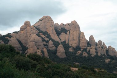 Montserrat yaz sonunda bulutlu bir havada. Barselona Katalonya İspanya. Yüksek kalite fotoğraf