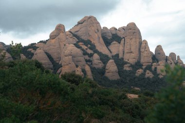 Montserrat yaz sonunda bulutlu bir havada. Barselona Katalonya İspanya. Yüksek kalite fotoğraf