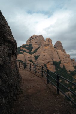 Montserrat yaz sonunda bulutlu bir havada. Barselona Katalonya İspanya. Yüksek kalite fotoğraf