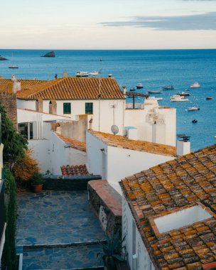 İspanya 'nın Costa Brava kentindeki Kadavra beyaz köyü sokakları. Yüksek kalite fotoğraf