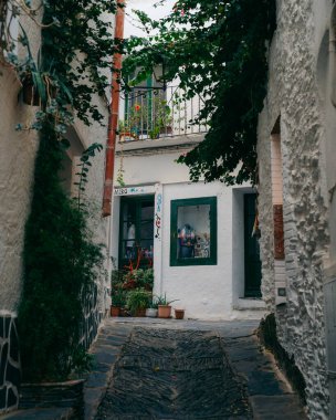 İspanya 'nın Costa Brava kentindeki Kadavra beyaz köyü sokakları. Yüksek kalite fotoğraf