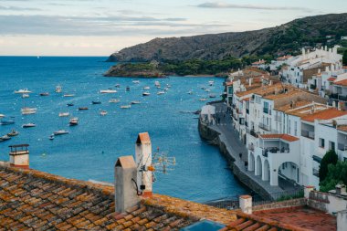 İspanya 'nın Costa Brava kentindeki Kadavra beyaz köyü sokakları. Yüksek kalite fotoğraf