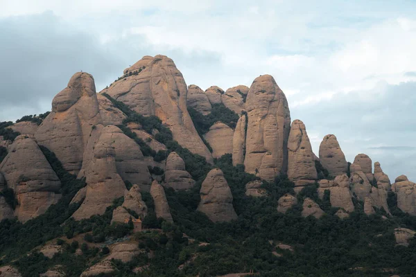 Montserrat yaz sonunda bulutlu bir havada. Barselona Katalonya İspanya. Yüksek kalite fotoğraf