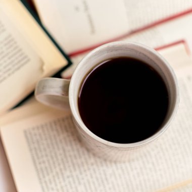 Kitapları ve kahve fincanlarını aç.
