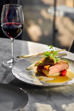 Portakal soslu ördek göğsü..