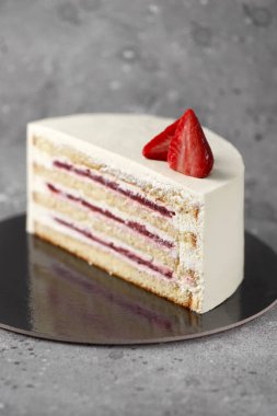 Beyaz arka planda yarım veya bir dilim lezzetli taze pasta. Çilekli pasta. Ispanaklı çilekli kek. Çilekli ve kremalı yeşil pastalar..