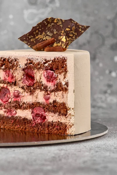 Bolo de esponja com camadas alternadas de creme, cerejas e chocolate — Fotografia de Stock