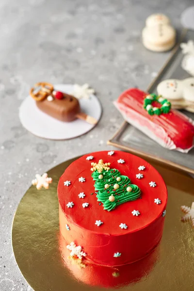 Χριστουγεννιάτικο Γλυκό Κέικ Διακοσμημένο Πράσινο Χριστουγεννιάτικο Δέντρο Κόκκινο Κέικ Για — Φωτογραφία Αρχείου