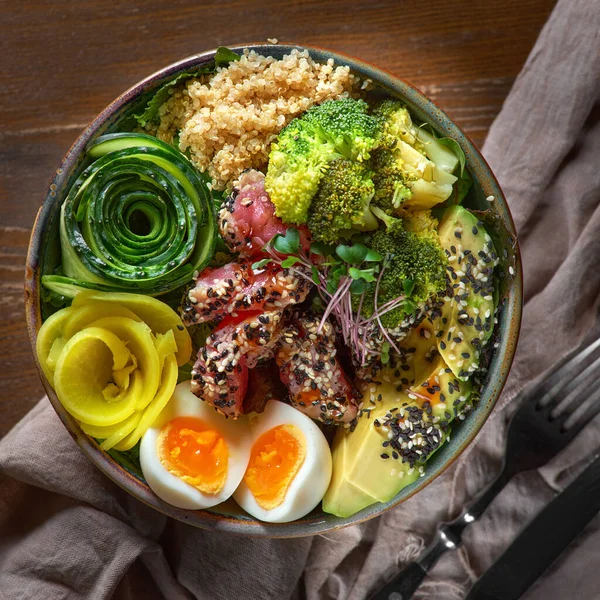 Gezonde Kom Quinoa Salade Met Tonijn Broccoli Avocado Houten Rustieke — Stockfoto