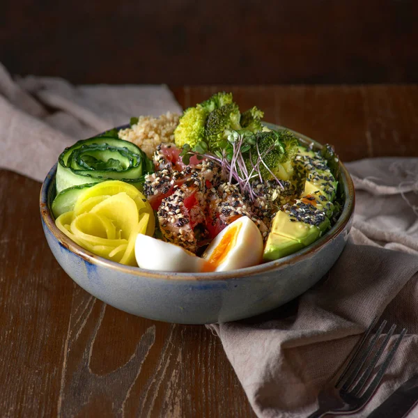 Gezonde Kom Quinoa Salade Met Tonijn Broccoli Avocado Houten Rustieke — Stockfoto