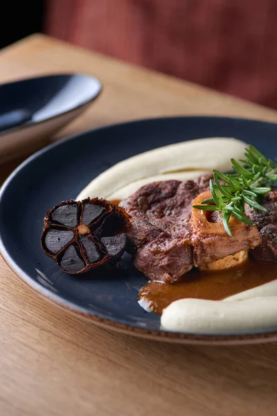 Osso Buco Főtt Borjúbökő Ossobuco Hús Egy Táblán Étteremben Szolgálják — Stock Fotó