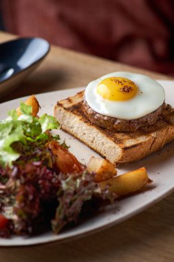 Biftekli çırpılmış yumurta - masada yumurta ve patates dilimleri olan klasik İngiliz kahvaltısı, bir restoranda servis etmek, menü yemek konsepti.