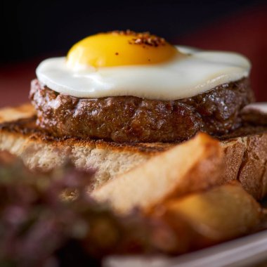 Biftekli çırpılmış yumurta - masada yumurta ve patates dilimleri olan klasik İngiliz kahvaltısı, bir restoranda servis etmek, menü yemek konsepti.