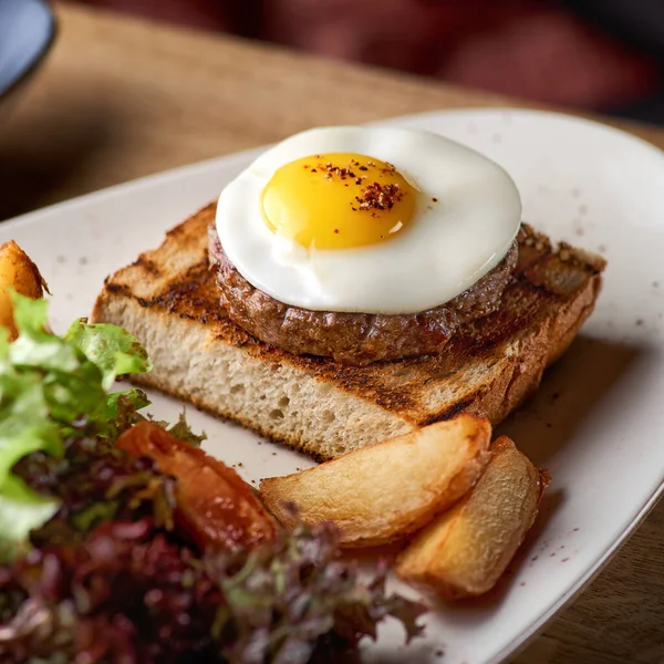 Huevos Revueltos Con Filete Clásico Desayuno Inglés Con Huevos Cuñas — Foto de Stock