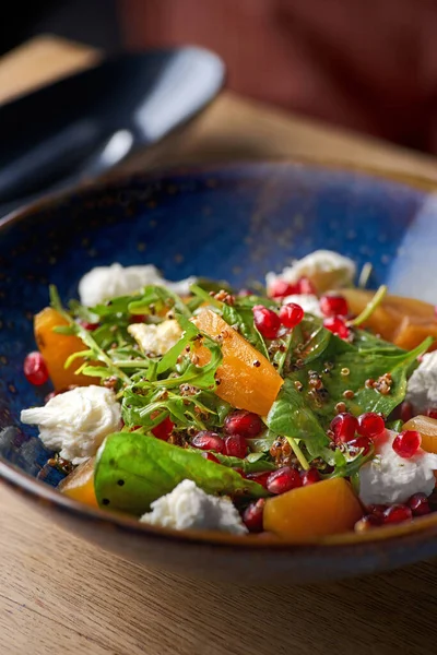 Deliciosa Ensalada Caqui Con Granada Rúcula Mesa Que Sirve Restaurante — Foto de Stock