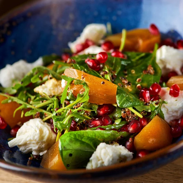 Deliciosa Ensalada Caqui Con Granada Rúcula Mesa Que Sirve Restaurante — Foto de Stock