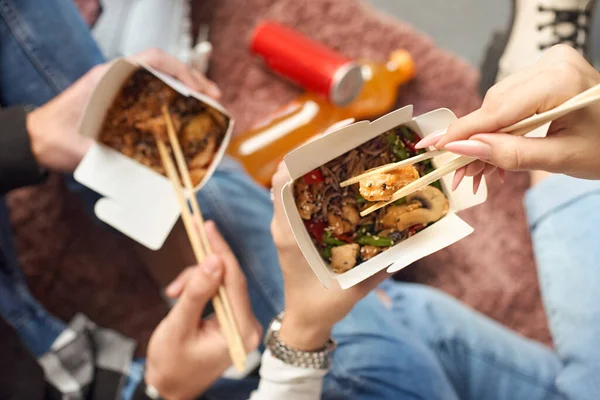 Closeup Macro View Delicious Wok Noodles Greenery Takeout Paper Box — Stock Photo, Image