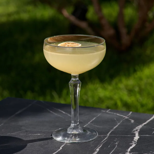 Verre Cocktail Jaune Citron Avec Glace Sur Fond Sombre Espace — Photo